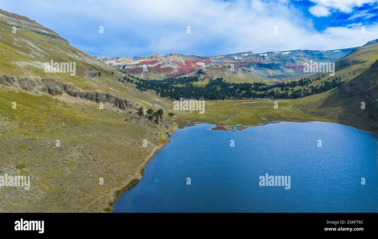 Vue aérienne de Laguna Hualcupén entre une vallée. Neuquén, Patagonie Argentine Banque D'Images