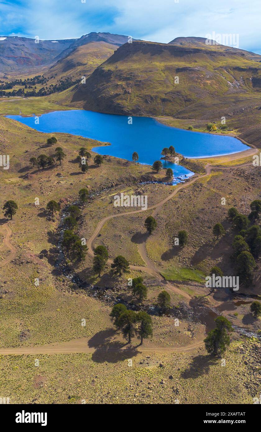 Vue aérienne de Laguna Hualcupén entre une vallée. Neuquén, Patagonie Argentine Banque D'Images