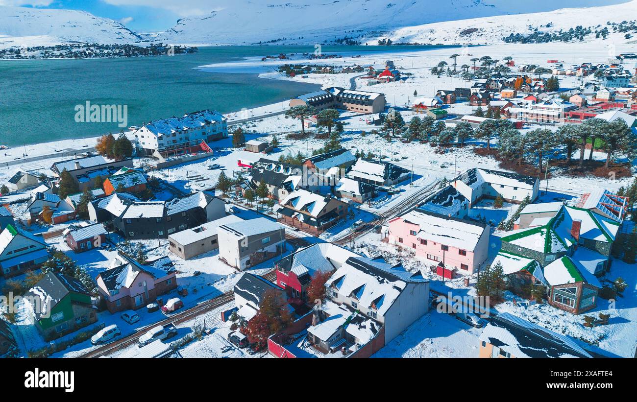 Tir par drone de la ville de Caviahue, Nevada. Patagonie Argentine Banque D'Images