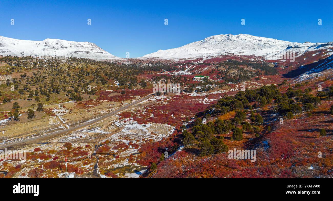 Vue aérienne du volcan Copahue vu du côté de Caviahue Banque D'Images