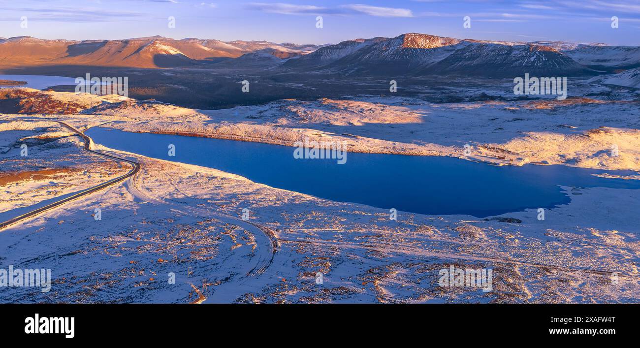 Vue aérienne d'un coucher de soleil dans les Lagunas Mellizas. Copahue, Patagonie Argentine Banque D'Images