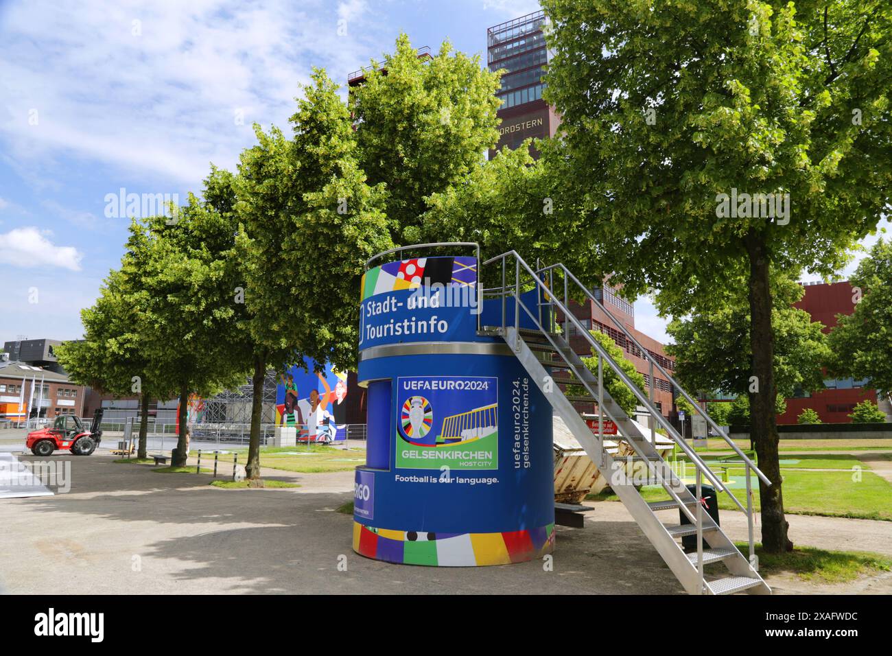 06.06.2024 Gelsenkirchen, Das Gelände vor der Zeche Nordstern ist ein ehemaliges Steinkohlenbergwerk in Gelsenkirchen-Horst. während der EURO24 ist hier eine fanzone vorgesehen, diegerade aufgebaut wird. *** 06 06 2024 Gelsenkirchen, la zone en face de la mine Nordstern est une ancienne mine de charbon à Gelsenkirchen Horst pendant EURO24, une zone de ventilation est prévue ici, qui est en cours de mise en place Banque D'Images