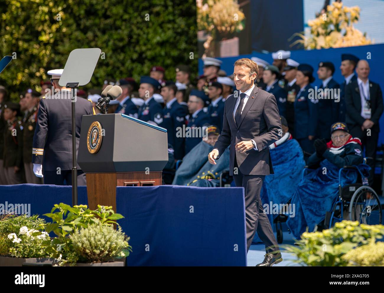 Colleville-sur-mer, France. 06 juin 2024. Le président français Emmanuel Macron monte sur le podium pour prononcer un discours à l’occasion du 80e anniversaire du jour J de la seconde Guerre mondiale au cimetière américain de Normandie, le 6 juin 2024, à Colleville-sur-mer, en France. Crédit : 1st Lt. Katherine Sibilla/US Army photo/Alamy Live News Banque D'Images