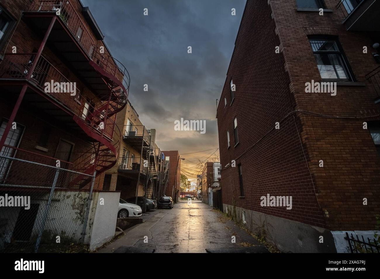 Photo d'une rue du plateau, à Montréal, dans un quartier résidentiel et pauvre de la ville de Québec, sous la pluie. Cette image capture un R délabré Banque D'Images