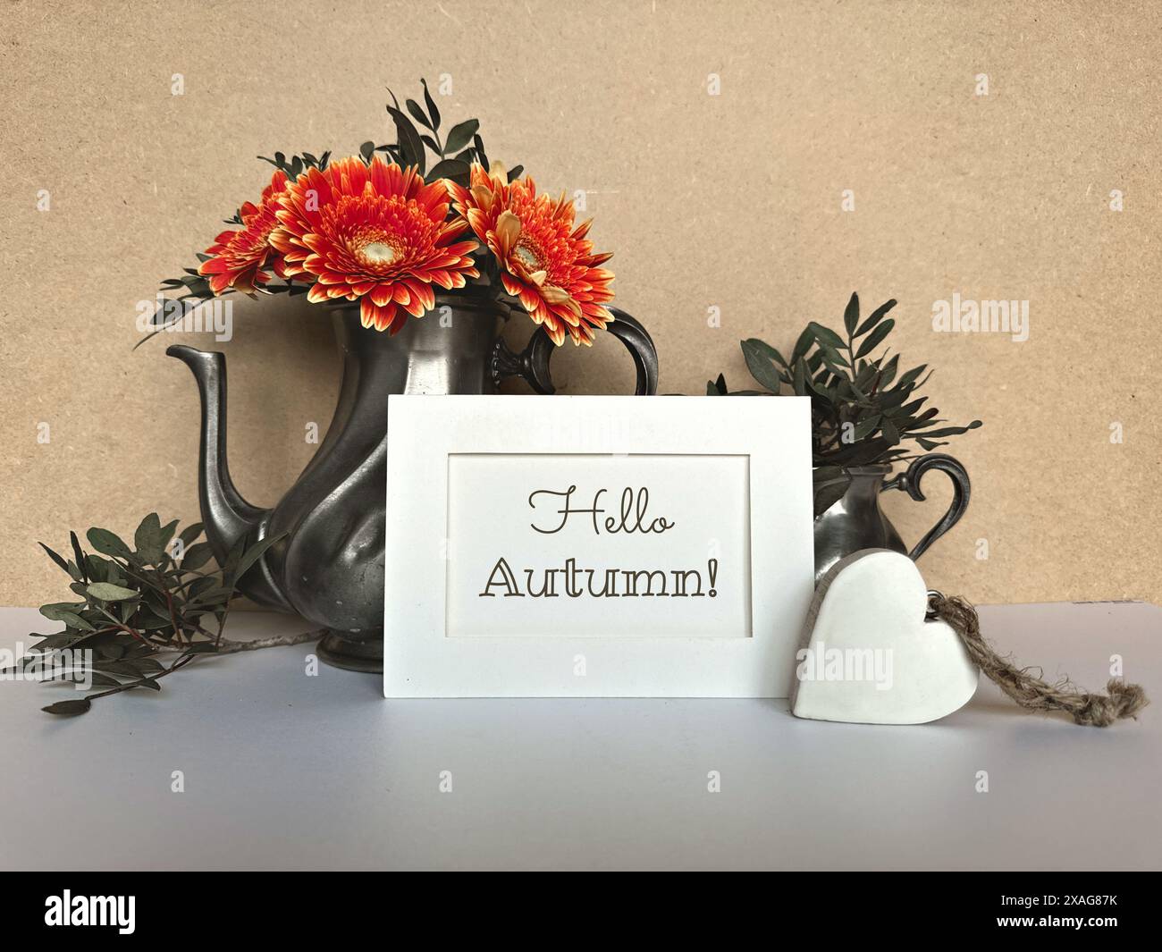 Carte de voeux Hello Autumn avec fleurs orange et décoration théière Banque D'Images