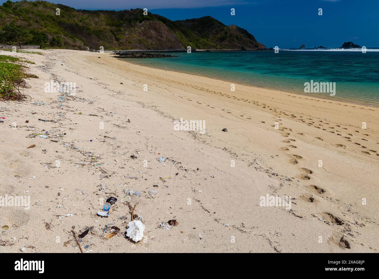 Sacs en plastique et autres déchets ont été déposés sur la plage de Tampah près de Kuta, Lombok Banque D'Images