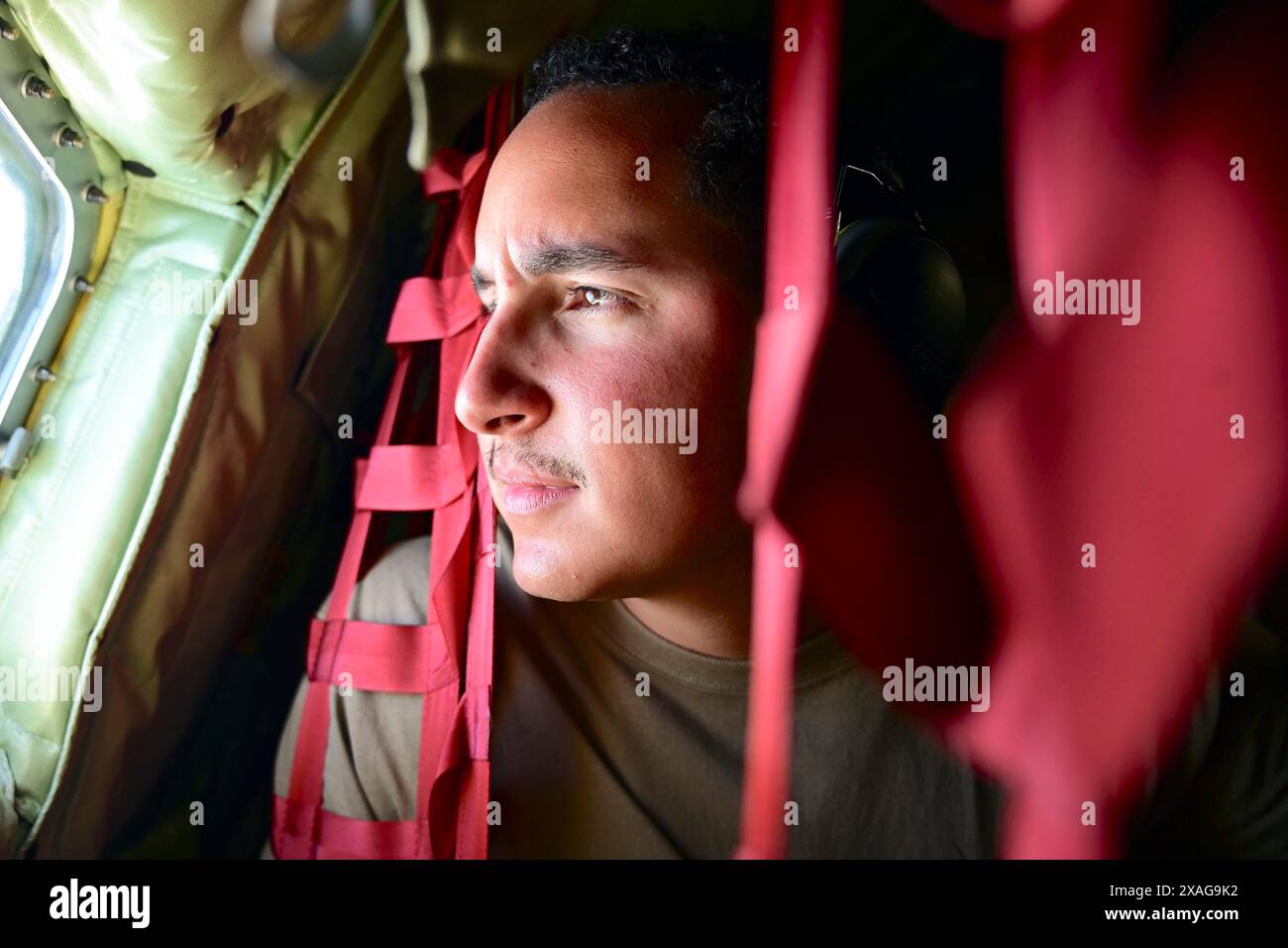 Savannah, Géorgie, États-Unis. 16 mai 2024. Le Sgt Lucas Kehres, un chef d'équipage de la 1re escadre de chasse, joint base Langley-Eustis, Virginie, regarde par la fenêtre pendant un vol incitatif sur un KC-135 Stratotanker avec la 185e escadre de ravitaillement aérien de la Garde nationale aérienne de l'Iowa, au-dessus de l'océan Atlantique lors de l'exercice Sentry Savannah le 16 mai 2024. Organisé par le Air Dominance Center de Savannah, en Géorgie, Sentry Savannah est le premier exercice d'intégration de chasseurs de 4e et 5e génération de la Garde nationale aérienne, avec l'événement de cette année impliquant plus de 775 participants et 40 avions Banque D'Images