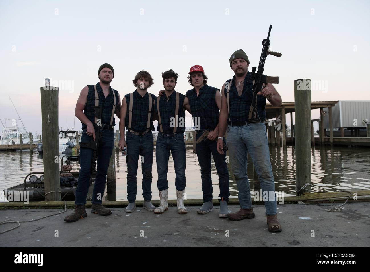 Les chasseurs de nutriments armés exposent fièrement leurs fusils au rodéo annuel Nutria en Louisiane, un événement faisant la promotion de l'abattage du rongeur envahissant. Banque D'Images
