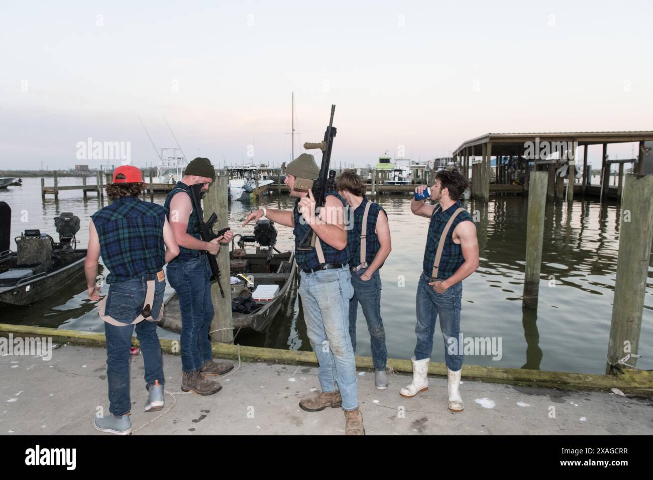 Les chasseurs de nutriments armés exposent fièrement leurs fusils au rodéo annuel Nutria en Louisiane, un événement faisant la promotion de l'abattage du rongeur envahissant. Banque D'Images