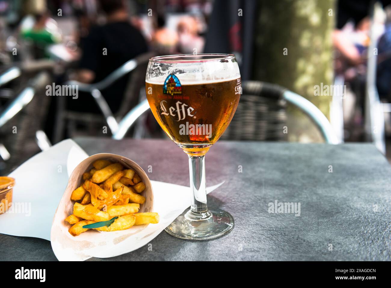 Bière blonde Leffe avec frites belges. Bruxelles, Belgique. Banque D'Images