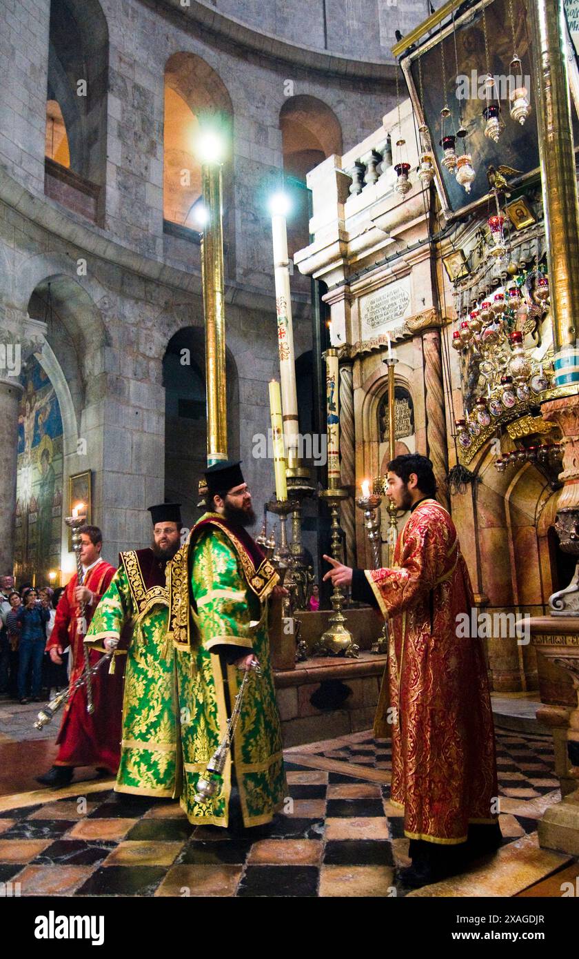 Une cérémonie orthodoxe grecque à l'intérieur de l'église du Saint-Sépulcre à Jérusalem. Banque D'Images