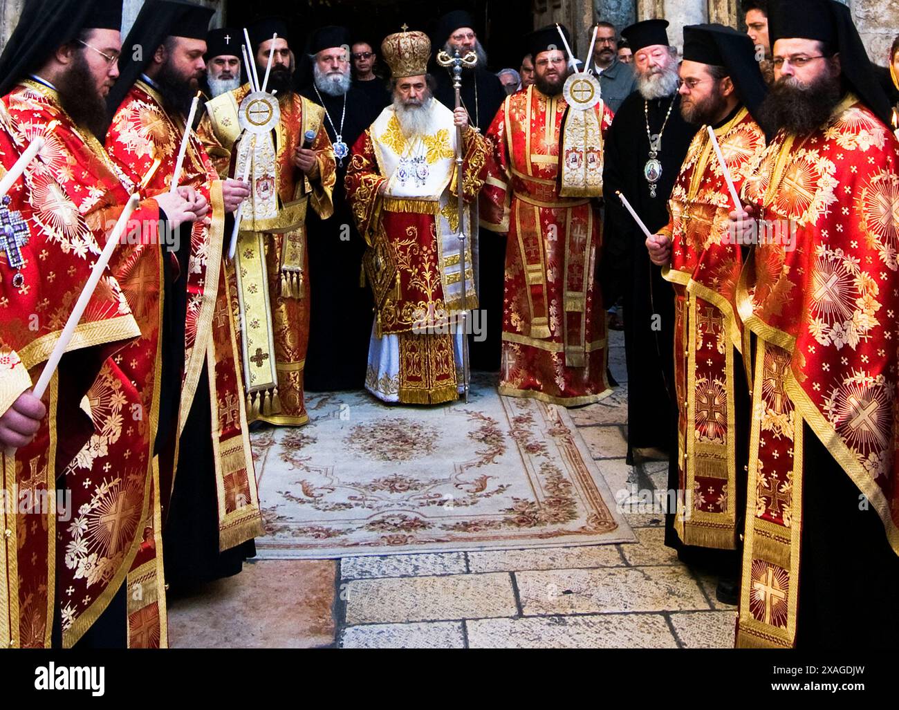 Cérémonie orthodoxe grecque devant l'église du Saint Sépulcre. Patriarche Théophile III de Jérusalem debout au centre. Vieille ville de Jérusalem Banque D'Images