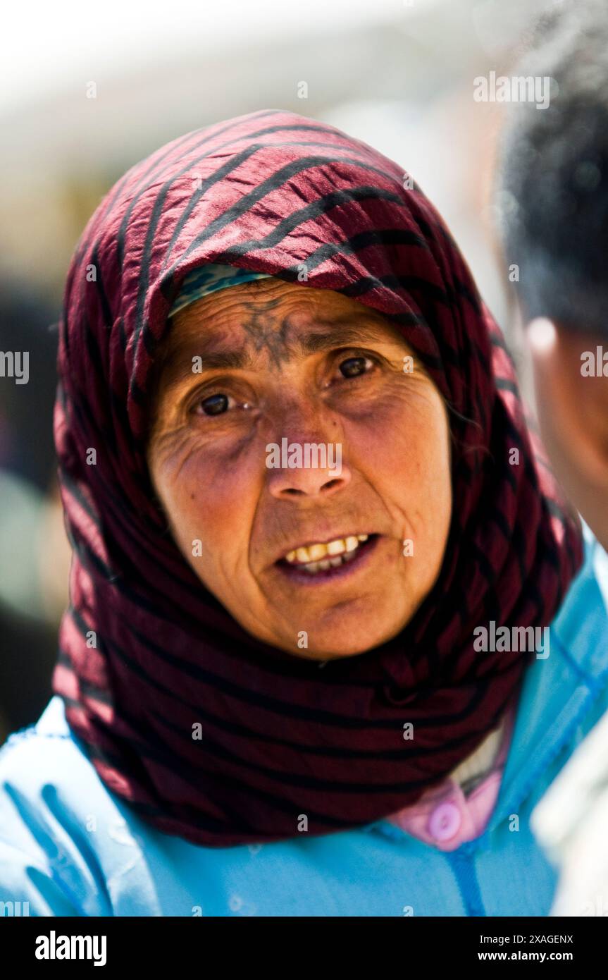 Portrait d'une femme berbère de la région du Mid Atlas. Banque D'Images