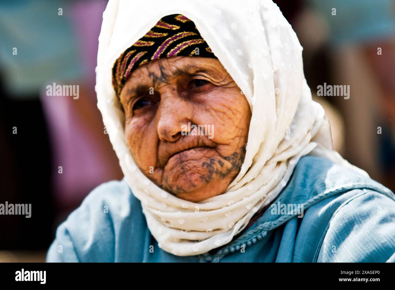Portrait d'une vieille femme berbère de la région du moyen Atlas. Banque D'Images