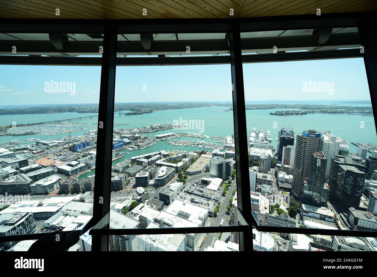 Vue magnifique sur la ville depuis la terrasse de l'observatoire de la Sky Tower à Auckland, Nouvelle-Zélande. Banque D'Images