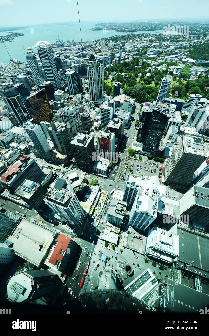 Vue sur le quartier des affaires d'Auckland depuis la Sky Tower. Banque D'Images