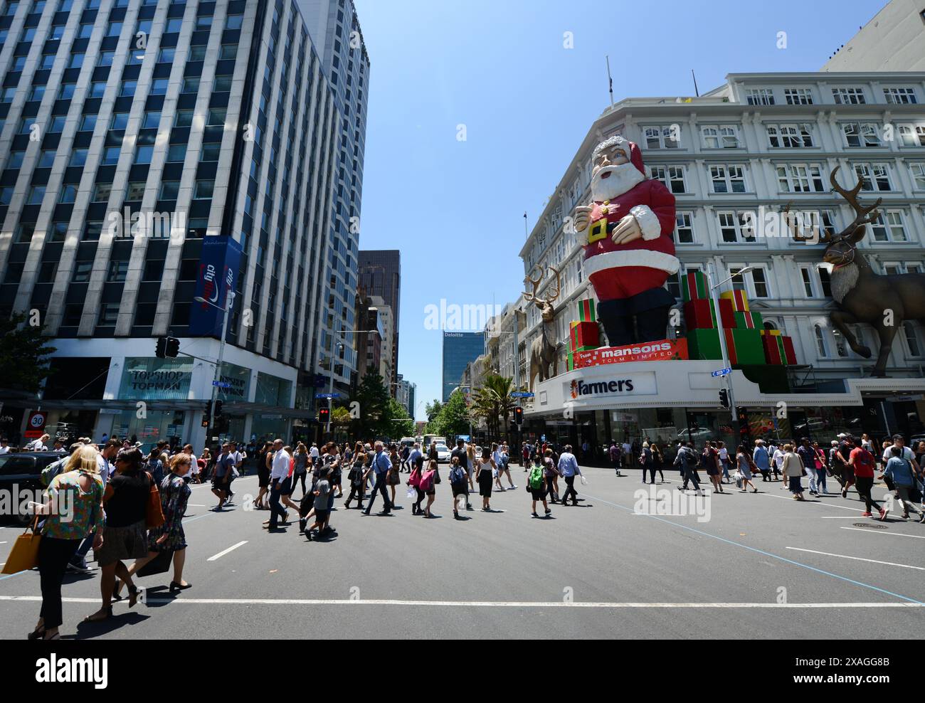 Piétons traversant Queens Street le long de Victoria Street à Auckland, Nouvelle-Zélande. Banque D'Images