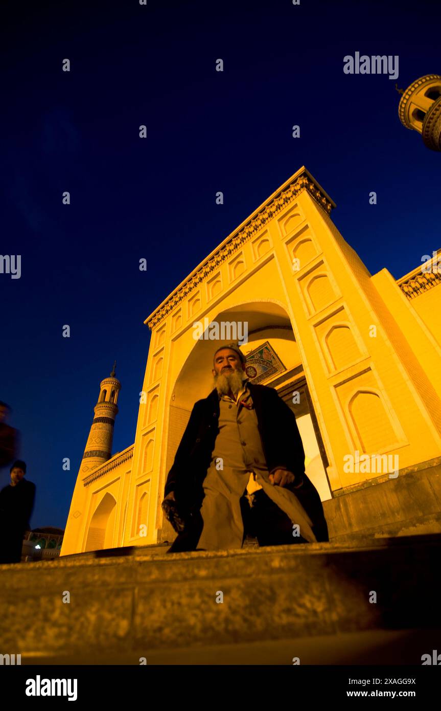 Un Uyghur priant devant la mosquée ID Kah à Kashgar, Xinjiang, Chine. Banque D'Images