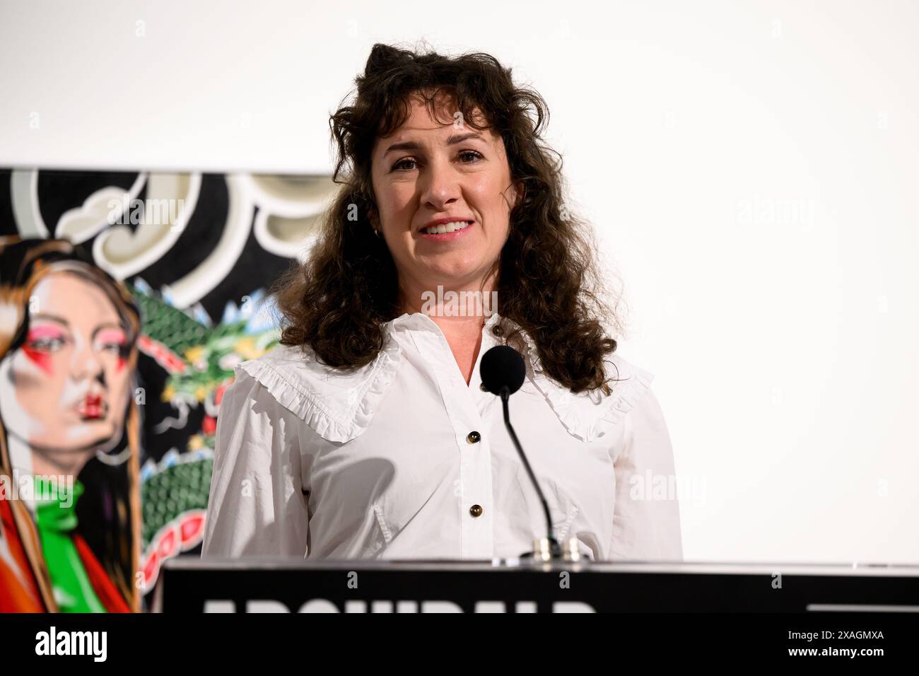 Sydney, Australie. 07 juin 2024. L’artiste Laura Jones s’adresse aux participants après avoir remporté le Prix Archibald 2024 avec sa peinture de Tim Winton à la Art Gallery of NSW à Sydney, le vendredi 7 juin 2024. (AAP image/Bianca de Marchi) NO ARCHIVING Credit : Australian Associated Press/Alamy Live News Banque D'Images