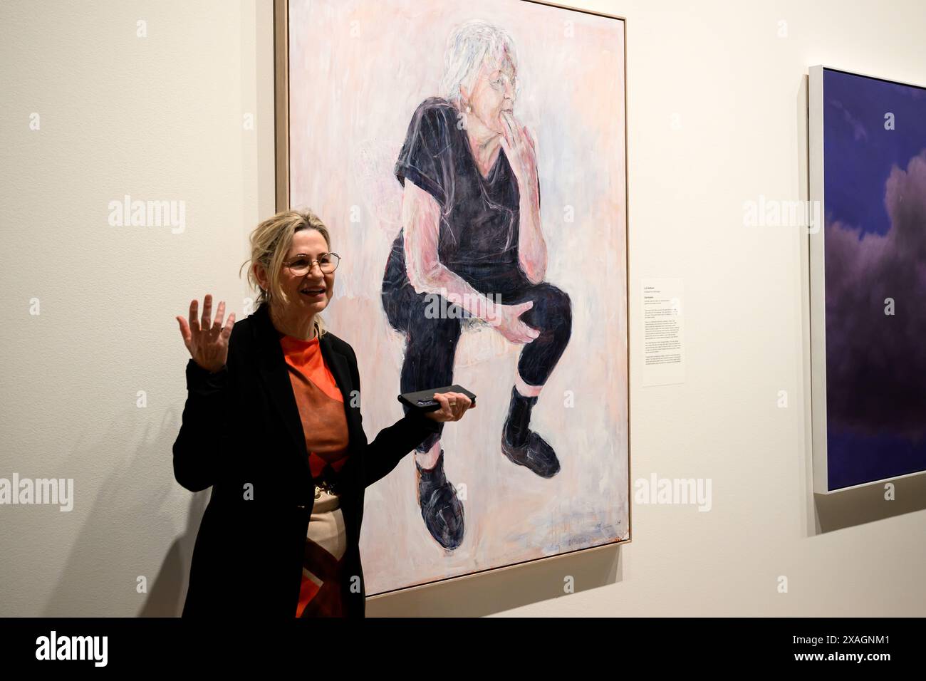 Sydney, Australie. 07 juin 2024. Les gens se promènent dans l'exposition du Prix Archibald Portrait à la Art Gallery of NSW à Sydney, le vendredi 7 juin 2024. (AAP image/Bianca de Marchi) NO ARCHIVING Credit : Australian Associated Press/Alamy Live News Banque D'Images