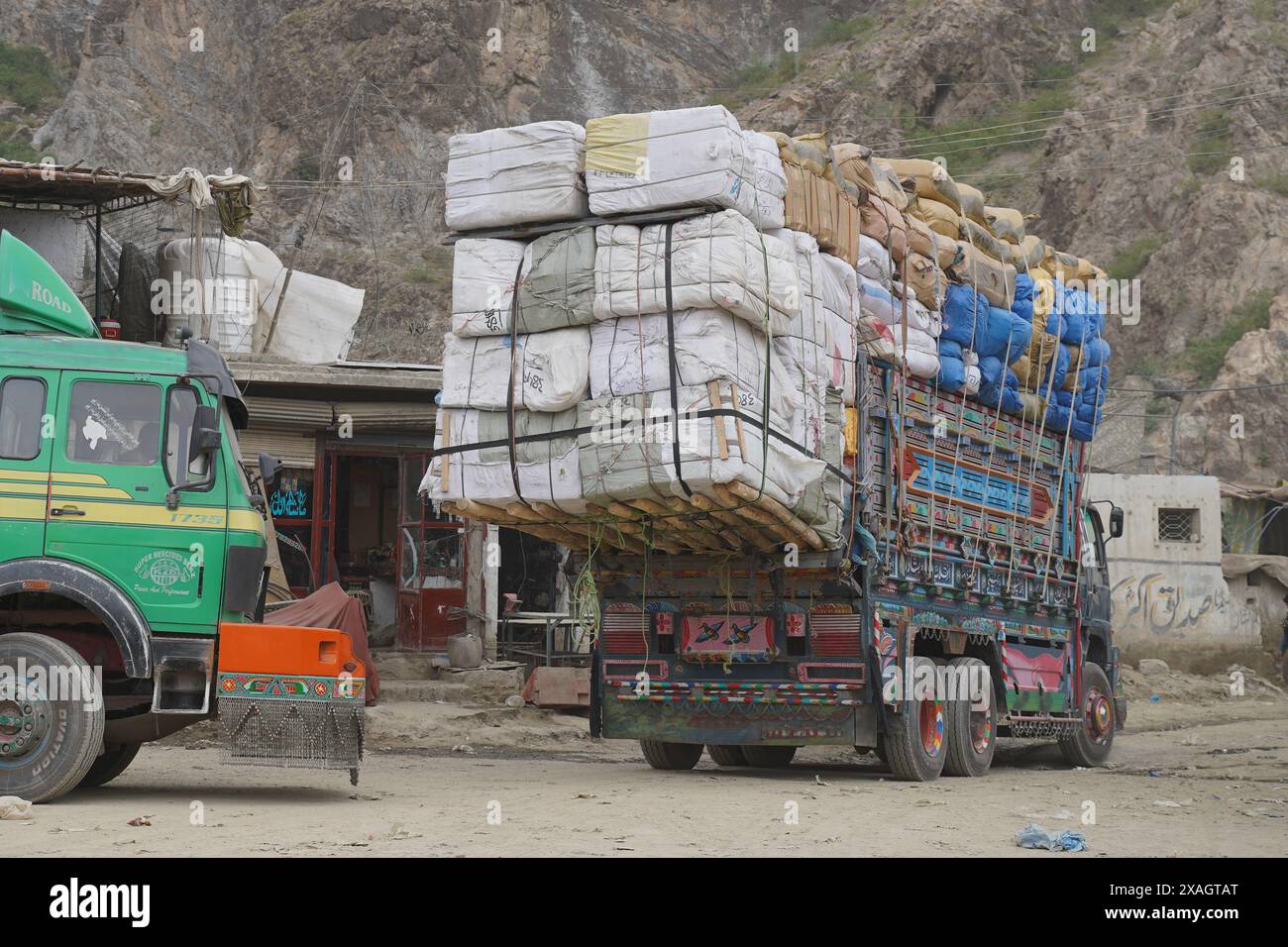 Camion Jingle pakistanais entièrement chargé attendant d'aller en Afghanistan dans le col de Khyber Banque D'Images