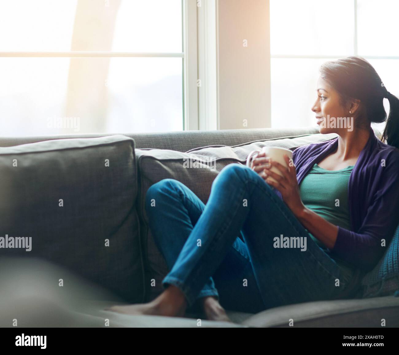 Penser, boire du café et femme indienne se détendre dans le salon de la maison pour le petit déjeuner du matin, latte et expresso. Thé, rêve et personne sur le canapé pour Banque D'Images