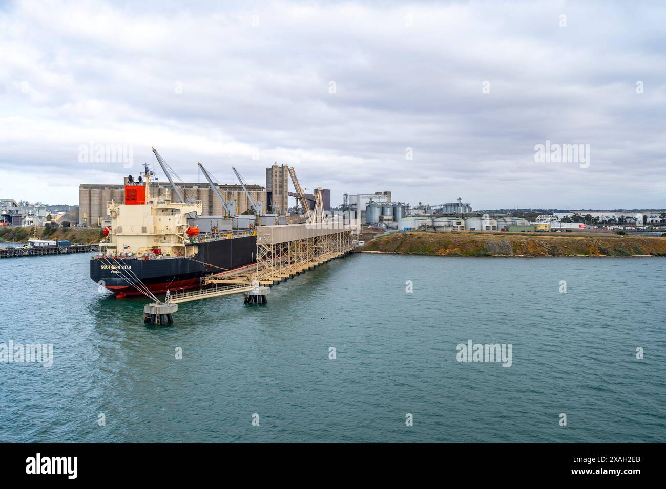 Port de Geelong avec navire arrimé à l'installation de chargement, Corio Bay, Geelong, Victoria Banque D'Images