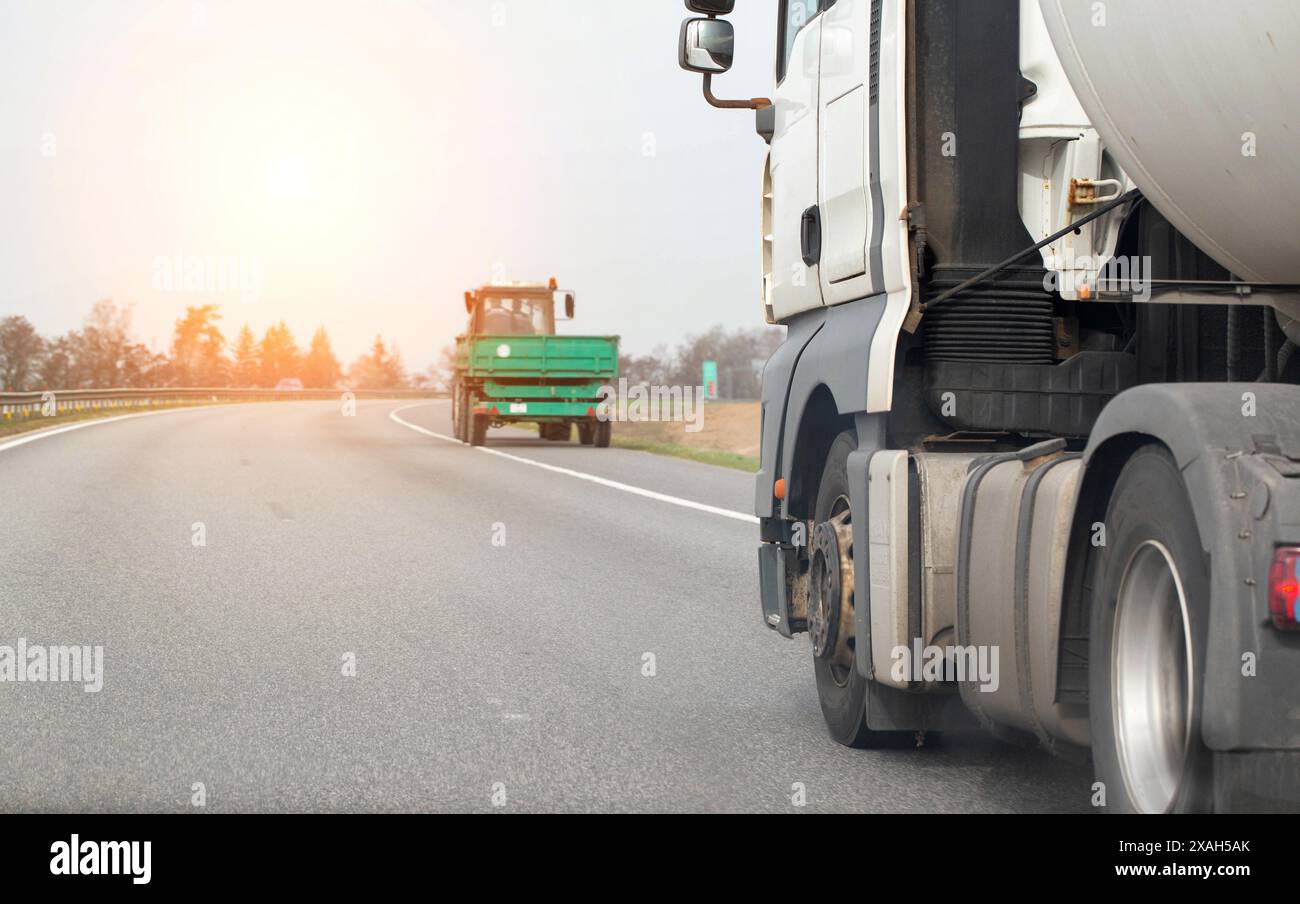 Roues et projecteur sur les pneus d'un camion sur la route devant un tracteur créant une situation d'urgence sur la route. Système de freinage d'urgence Banque D'Images