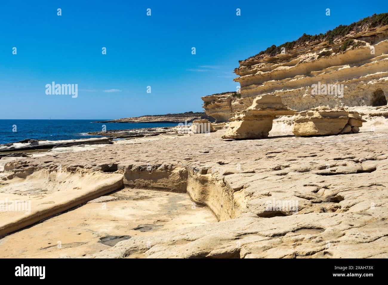 Belle vue côtière sur la péninsule de Delimara, avec des rochers et une mer turquoise, près de la piscine Saint-Pierre, île Malte paysage naturel. Banque D'Images