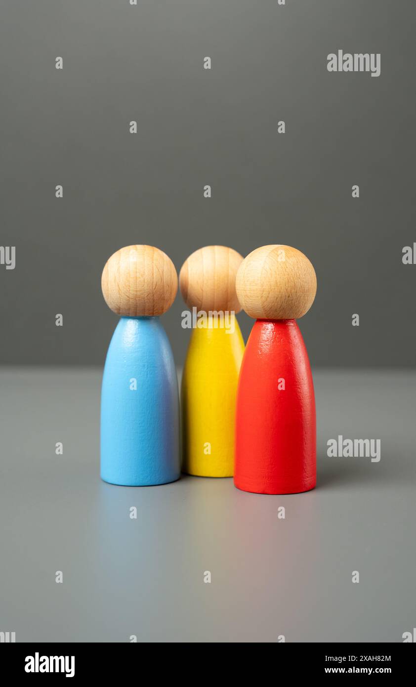 Trois figures humaines. Communication et conversation. Relations amicales. Des personnes représentant différents groupes, communautés et cultures. Amitié et rel Banque D'Images