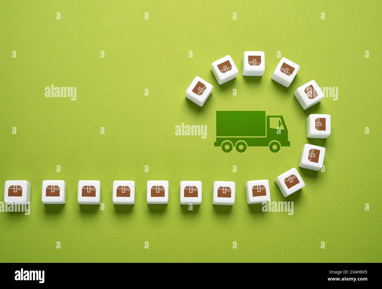 Camion et marchandises en boîtes. Concept de transport de marchandises. Logistique et distribution des produits. Expédition de marchandises, remplissage du vol avec des commandes. Banque D'Images