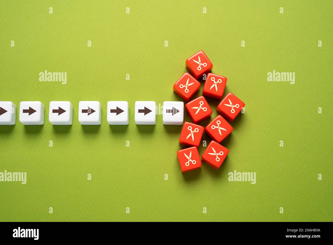 Nécessité de réduire certains travaux, processus ou dépenses. Réduisez la complexité et la charge de travail. Évitez les coûts et les dépenses exorbitantes. Coupes budgétaires. CENS Banque D'Images