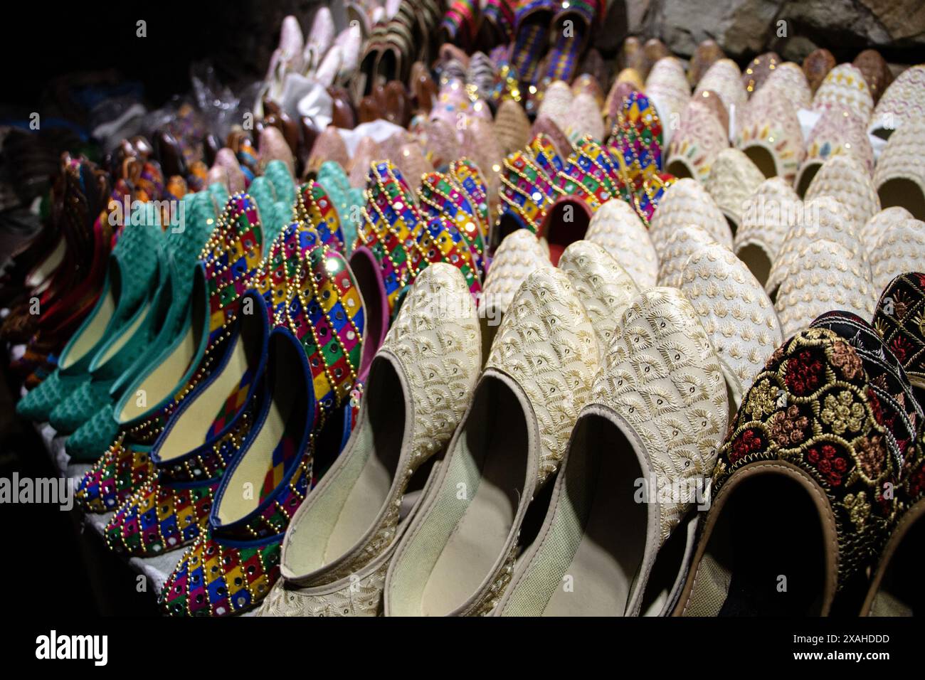 Jooti ou Mojari sont des chaussures colorées originaires de Jaipur. Ils sont traditionnellement faits de cuir et avec de nombreuses broderies. Rajasthan, Inde. Banque D'Images