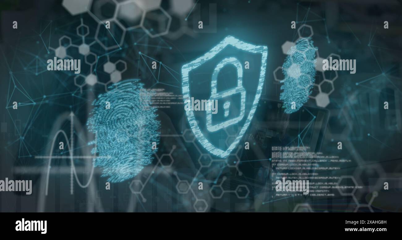 Image de traitement des données et cadenas de sécurité sur la femme à l'aide d'un ordinateur portable Banque D'Images