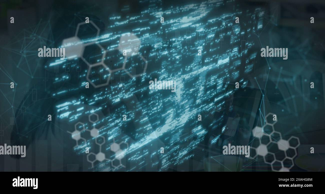 Image de traitement des données et cadenas de sécurité sur la femme à l'aide d'un ordinateur portable Banque D'Images