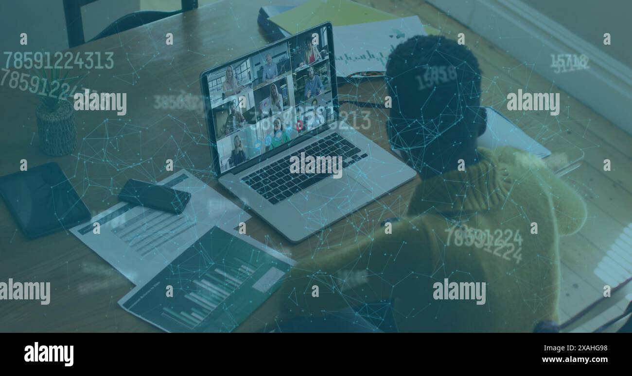 Image du traitement des données et de l'empreinte digitale de sécurité sur la femme à l'aide d'un ordinateur portable Banque D'Images