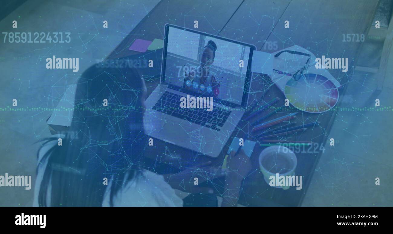 Image de traitement des données et cadenas de sécurité sur la femme à l'aide d'un ordinateur portable Banque D'Images