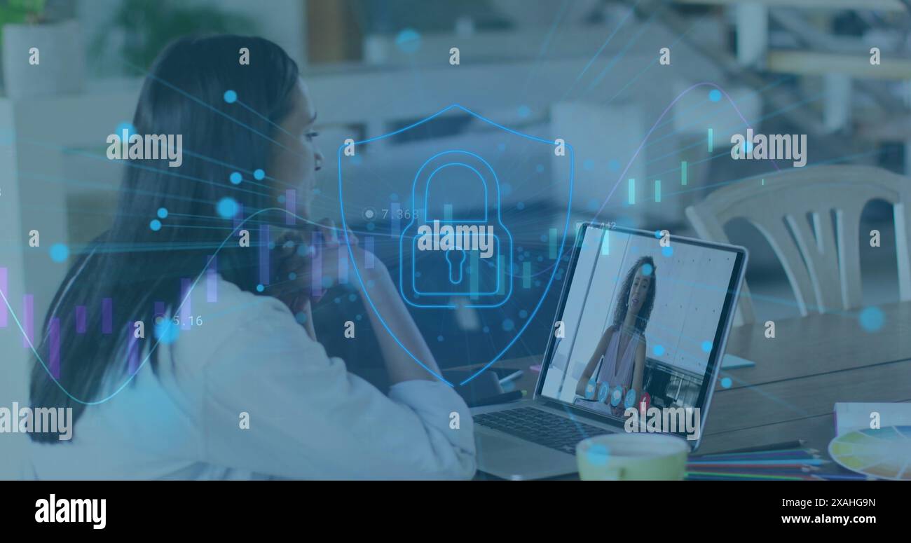 Image de traitement des données et cadenas de sécurité sur la femme à l'aide d'un ordinateur portable Banque D'Images