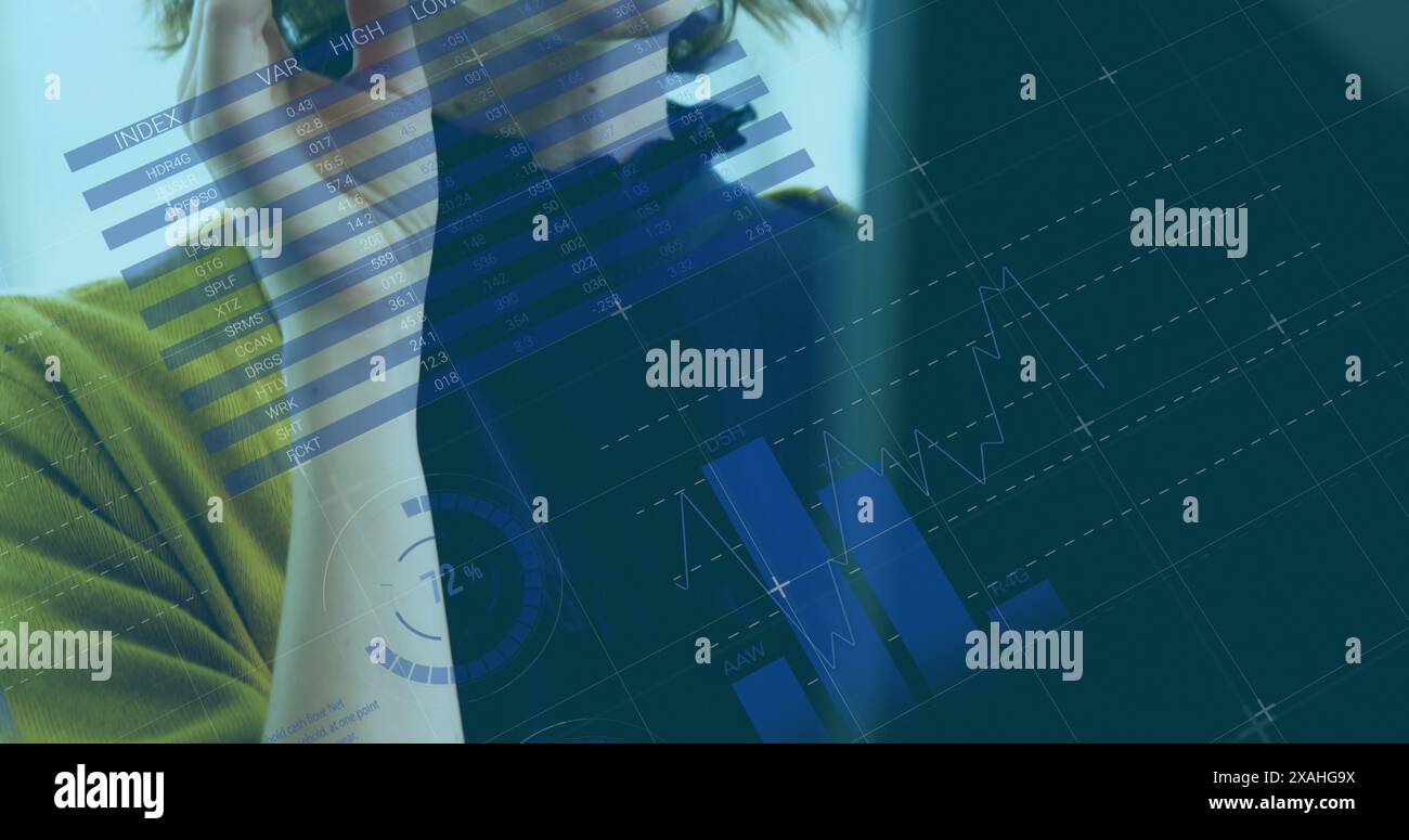 Image de statistiques et de traitement de données sur femme d'affaires caucasienne utilisant un casque téléphonique Banque D'Images