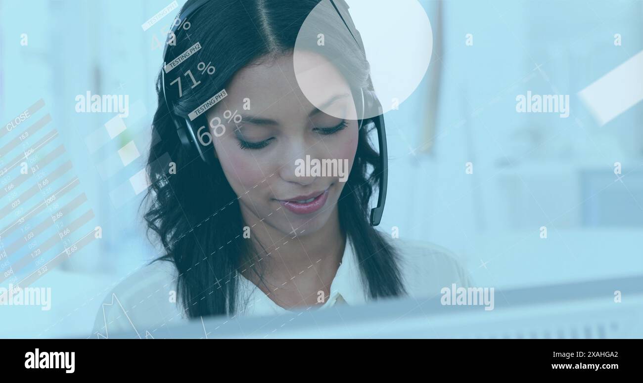 Image des statistiques et du traitement des données sur la femme d'affaires biraciale à l'aide d'un casque téléphonique Banque D'Images