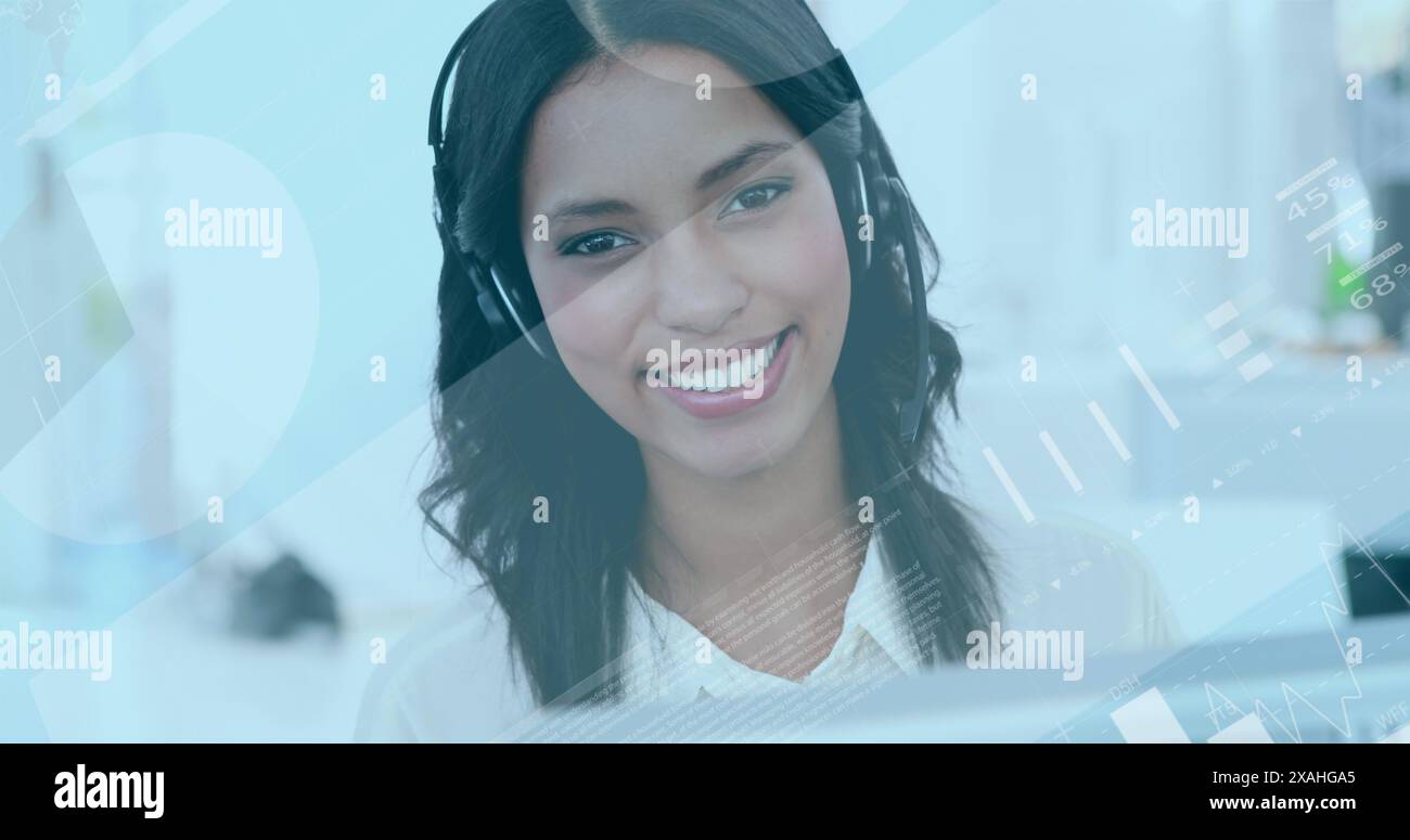 Image des statistiques et du traitement des données sur la femme d'affaires biraciale à l'aide d'un casque téléphonique Banque D'Images