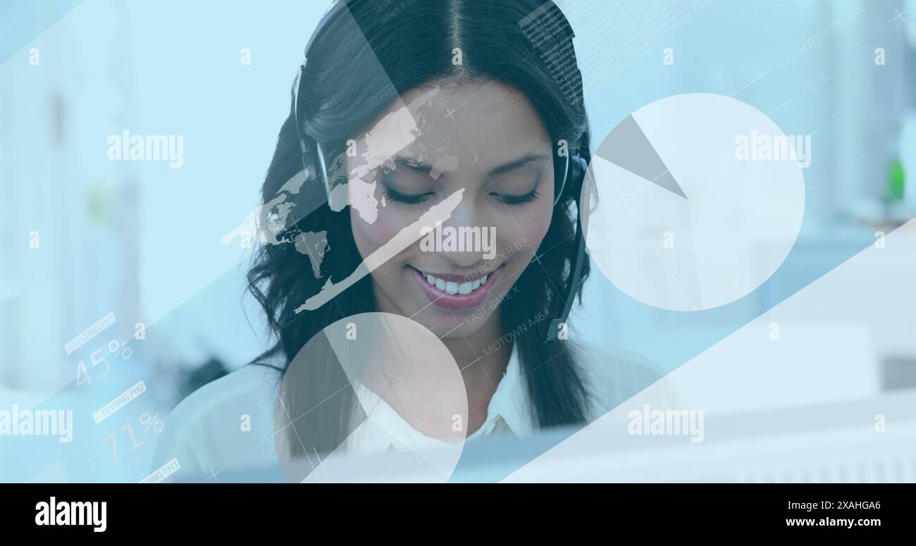 Image des statistiques et du traitement des données sur la femme d'affaires biraciale à l'aide d'un casque téléphonique Banque D'Images