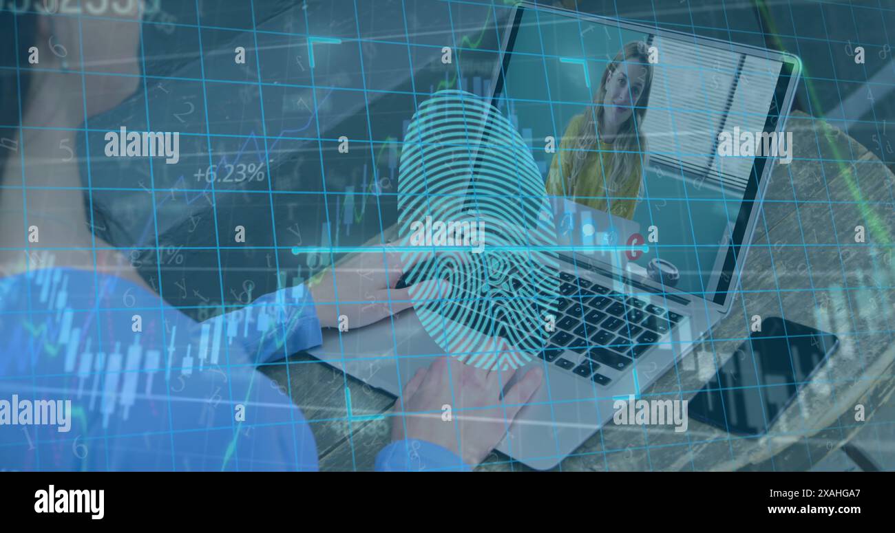 Image du traitement des données et de l'empreinte digitale de sécurité sur la femme à l'aide d'un ordinateur portable Banque D'Images