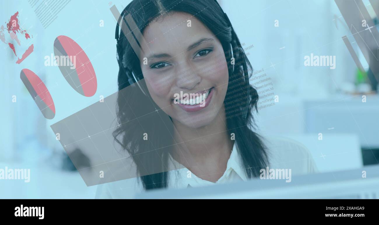 Image des statistiques et du traitement des données sur la femme d'affaires biraciale à l'aide d'un casque téléphonique Banque D'Images