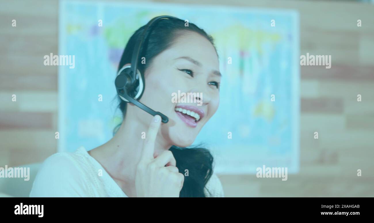 Image des statistiques et du traitement des données sur la femme d'affaires asiatique à l'aide d'un casque de téléphone Banque D'Images