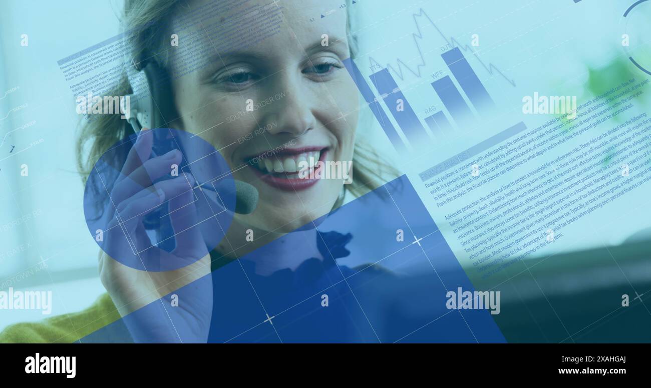 Image de statistiques et de traitement de données sur femme d'affaires caucasienne utilisant un casque téléphonique Banque D'Images