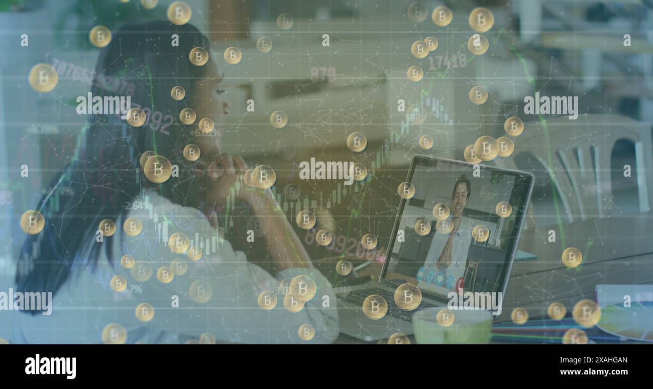 Image de traitement des données, bitcoin et cadenas de sécurité sur une femme caucasienne utilisant un ordinateur portable Banque D'Images