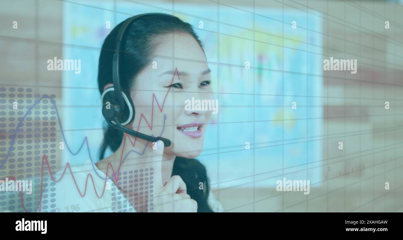 Image des statistiques et du traitement des données sur la femme d'affaires asiatique à l'aide d'un casque de téléphone Banque D'Images