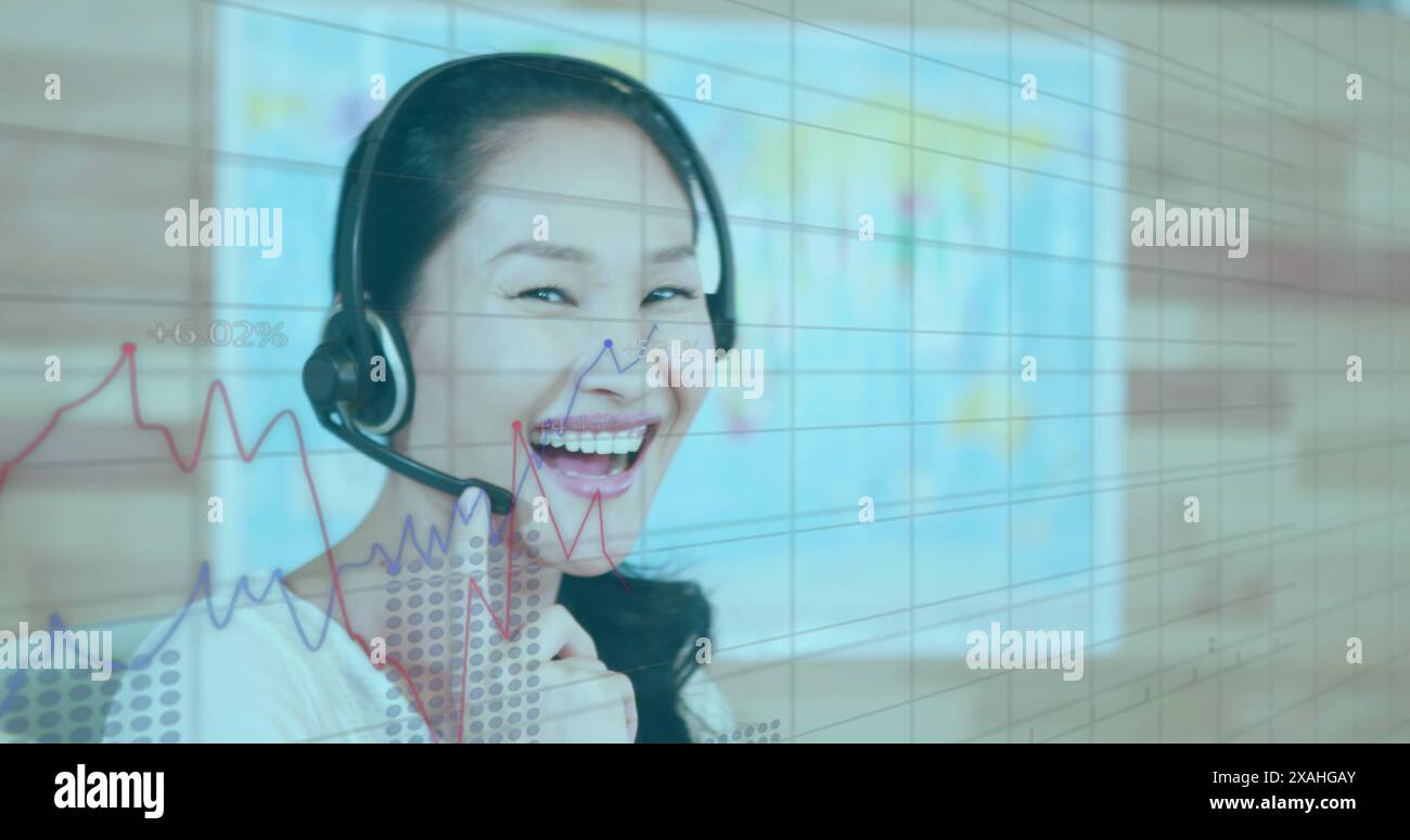 Image des statistiques et du traitement des données sur la femme d'affaires asiatique à l'aide d'un casque de téléphone Banque D'Images