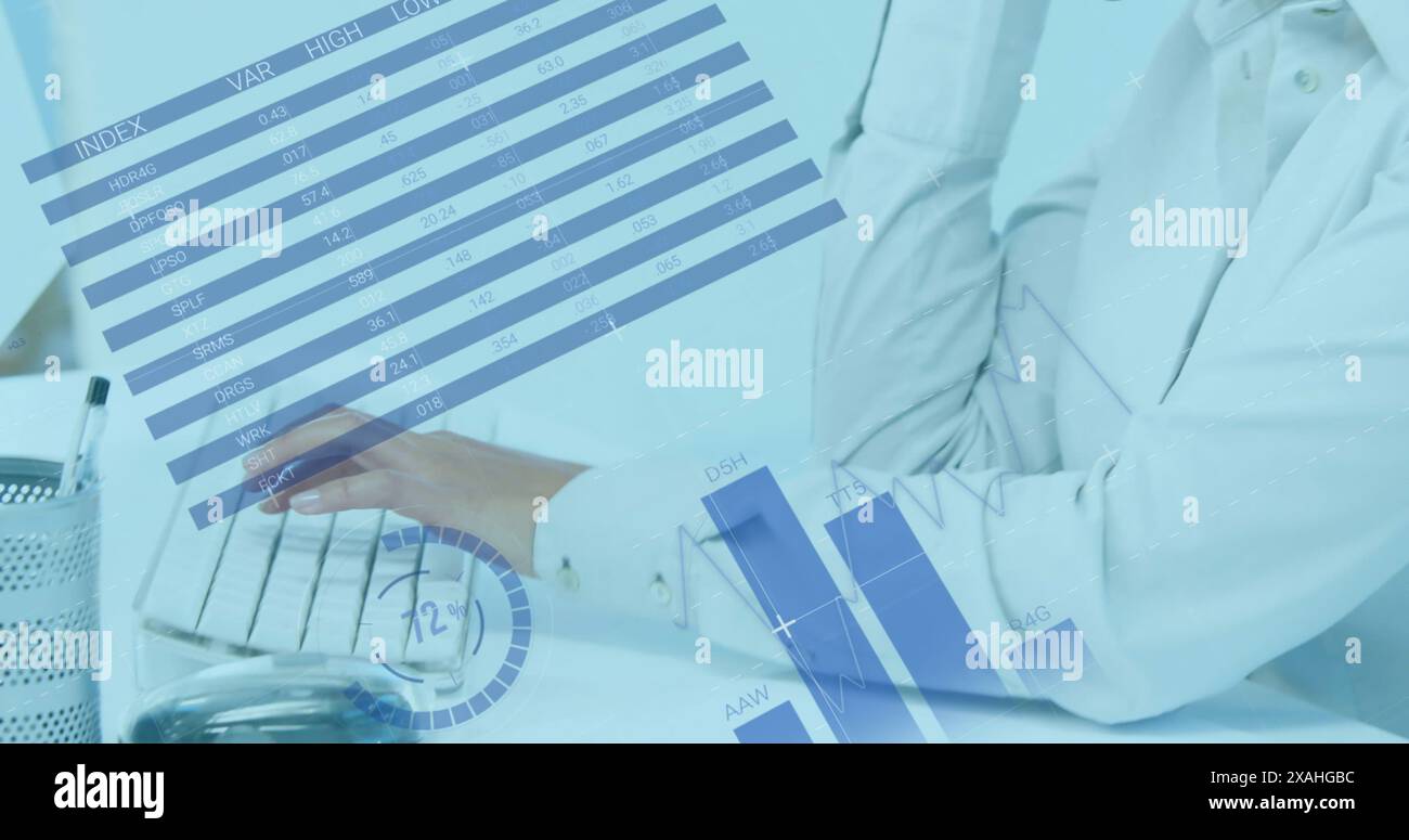 Image des statistiques et du traitement des données sur la femme d'affaires asiatique à l'aide d'un casque de téléphone Banque D'Images